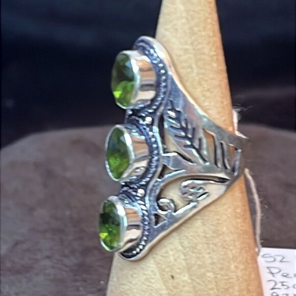 Gorgeous 3 Stone Floral Peridot Ring in Sterling Silver Sz 6 - Picture 5 of 10